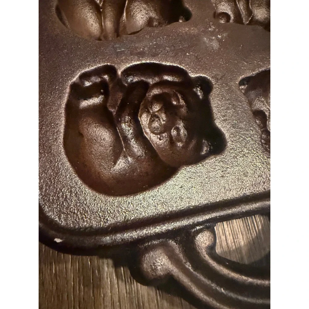 Vintage John Wright Cast Iron Teddy Pan 8 Bear Muffin Cornbread Mold USA Made